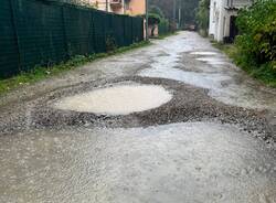 Il dissesto e le buche in via Giorgio La Pira a Varese