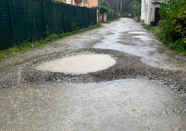 Il dissesto e le buche in via Giorgio La Pira a Varese