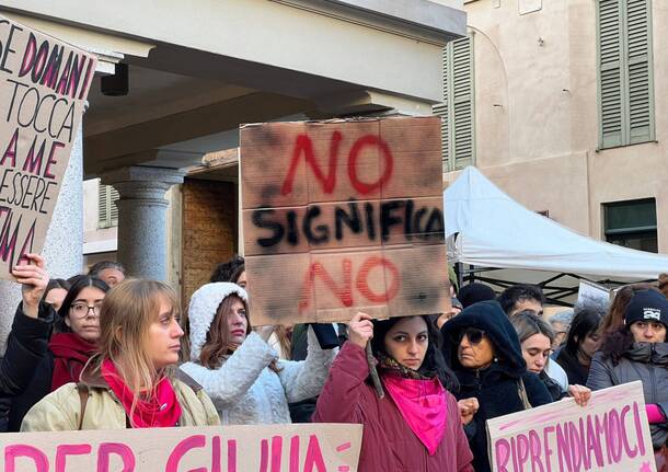 Il presidio di FemVa in piazza Carducci a Varese