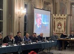 Il tributo del consiglio comunale a roberto maroni