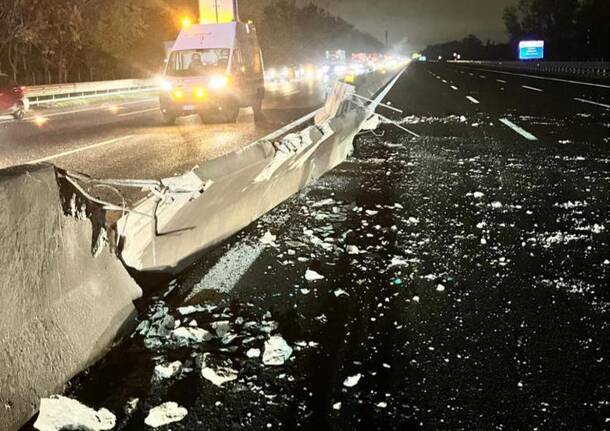 Camion fa un salto di carreggiata, caos in A8 tra Legnano e Origgio