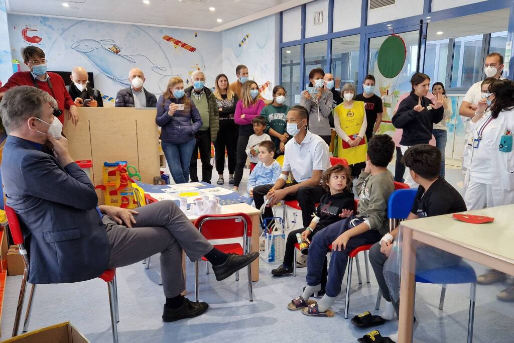 L'astronauta Paolo Nespoli all'ospedale Del Ponte di Varese