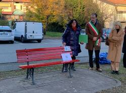 Le “panchine rosse parlanti”: Laveno, Mombello e Cerro riunite per dar voce ai racconti contro la violenza di genere