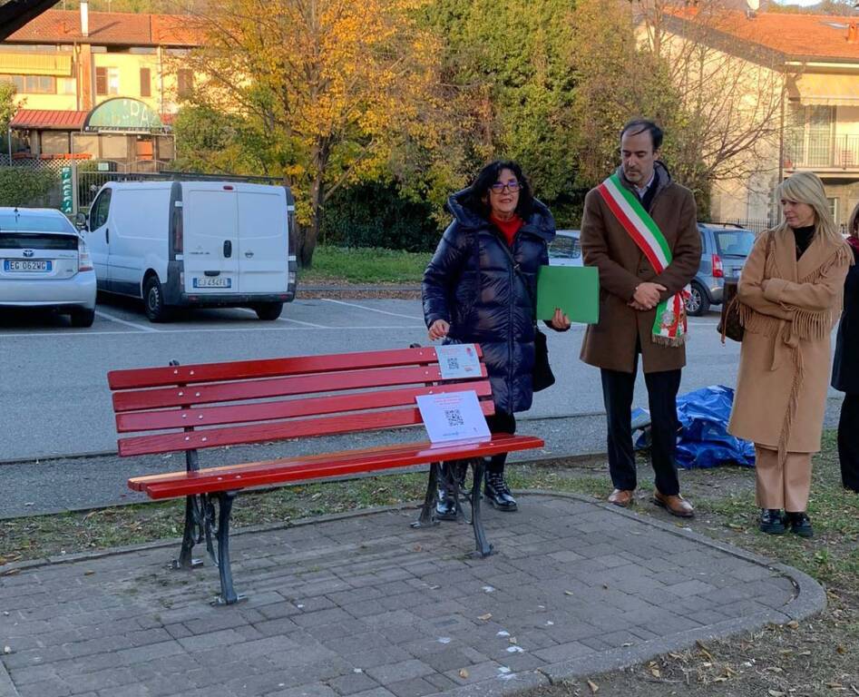 Le “panchine rosse parlanti”: Laveno, Mombello e Cerro riunite per dar voce ai racconti contro la violenza di genere
