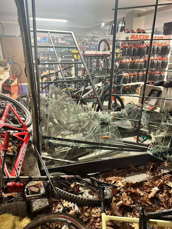 Negozi di bici nel mirino dei ladri: un altro colpo al Gemme Bike di Casciago