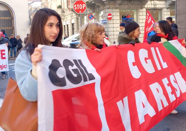 Sciopero generale di Cgil e UIL, il corteo in centro a Varese