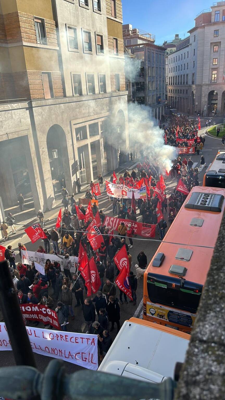 Sciopero generale di Cgil e UIL, il corteo in centro a Varese