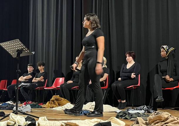 Successo per lo spettacolo contro la violenza al Nuovo di Varese