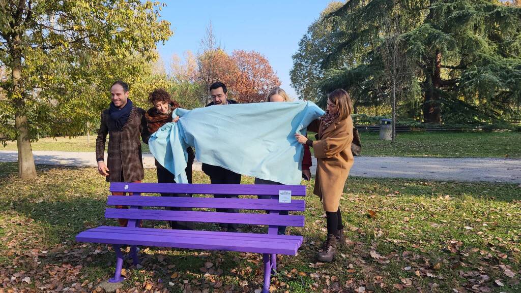 Taglio del nastro per la nuova panchina viola per l'Alzheimer al Parco Castello di Legnano