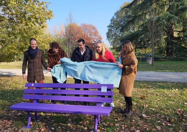 Taglio del nastro per la nuova panchina viola per l'Alzheimer al Parco Castello di Legnano