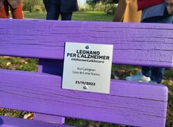 Taglio del nastro per la nuova panchina viola per l'Alzheimer al Parco Castello di Legnano