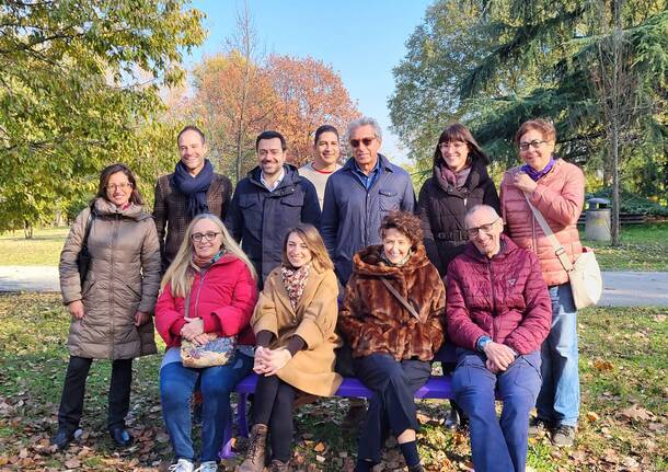 Taglio del nastro per la nuova panchina viola per l'Alzheimer al Parco Castello di Legnano