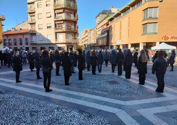 Unite in piazza a Saronno per manifestare contro la violenza di genere