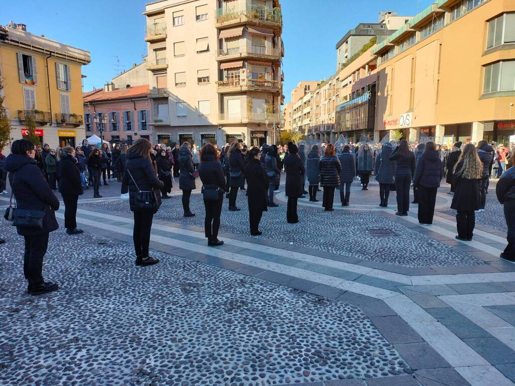 Unite in piazza a Saronno per manifestare contro la violenza di genere