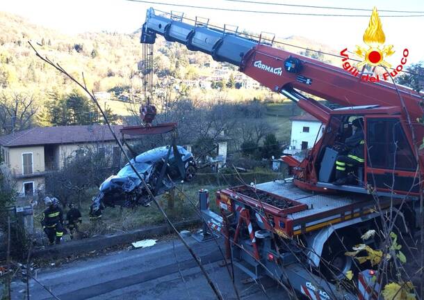 Viggiù - Incidente stradale, intervento dei vigili del fuoco