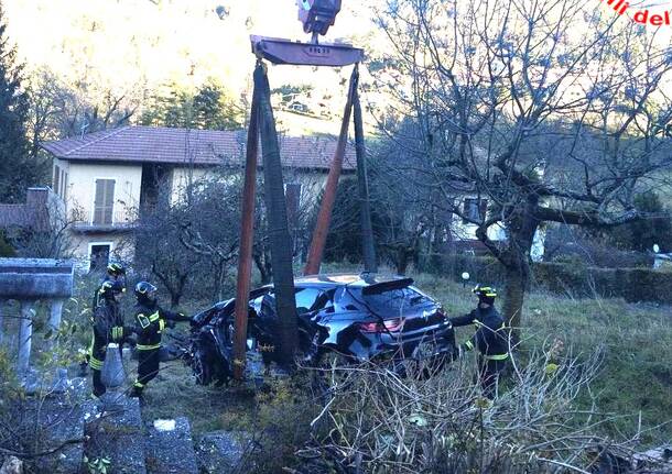 Viggiù: esce di strada con l’auto e finisce nel giardino di una casa