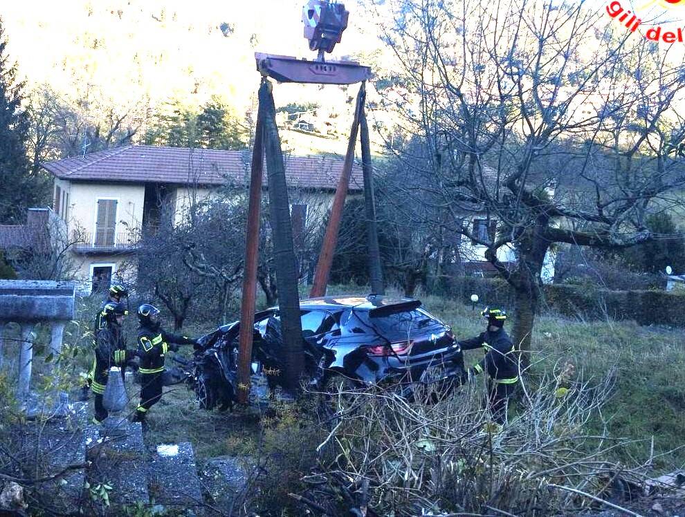 Viggiù - Incidente stradale, intervento dei vigili del fuoco
