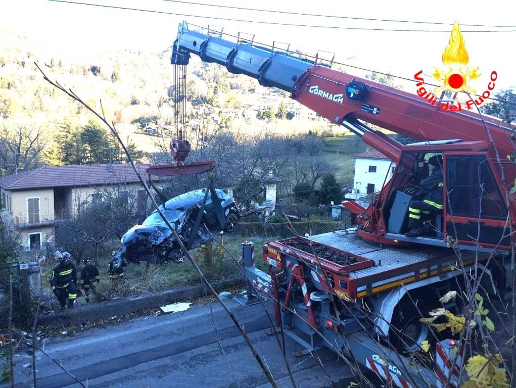 Viggiù - Incidente stradale, intervento dei vigili del fuoco