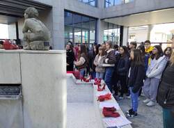 Violenza contro le donne a Villa Cortese l'installazione "No è No" e la panchina rosa