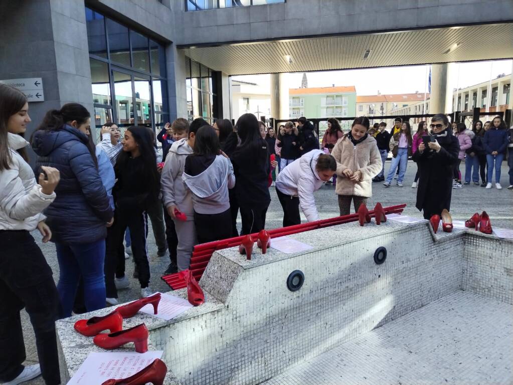 Violenza contro le donne a Villa Cortese l'installazione "No è No" e la panchina rosa