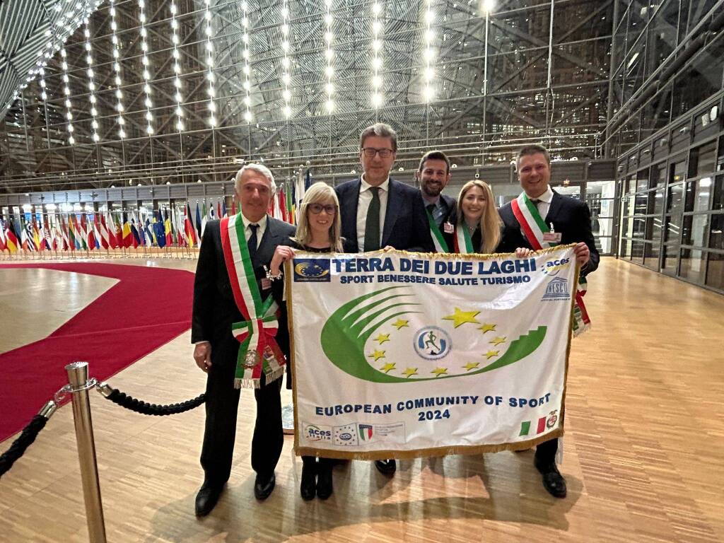 A Bruxelles la Terra dei Due Laghi riceve la bandiera di Comunità europea dello sport 