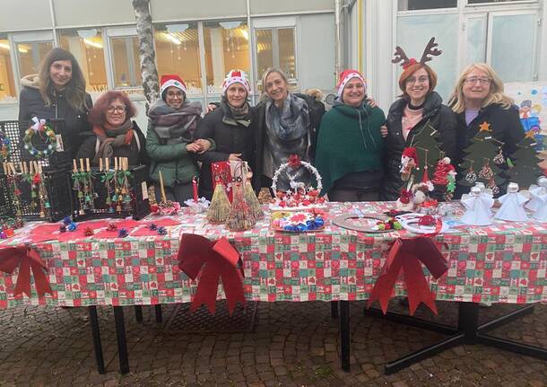 Festa e bancarelle di Natale alla materna Anna Frank di Legnano