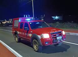 Auto ribaltata a Busto Arsizio, esce di strada e finisce nel giardino di una casa