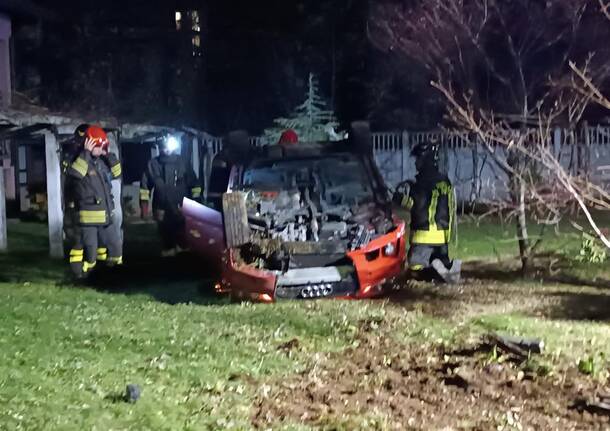 Auto ribaltata a Busto Arsizio, esce di strada e finisce nel giardino di una casa