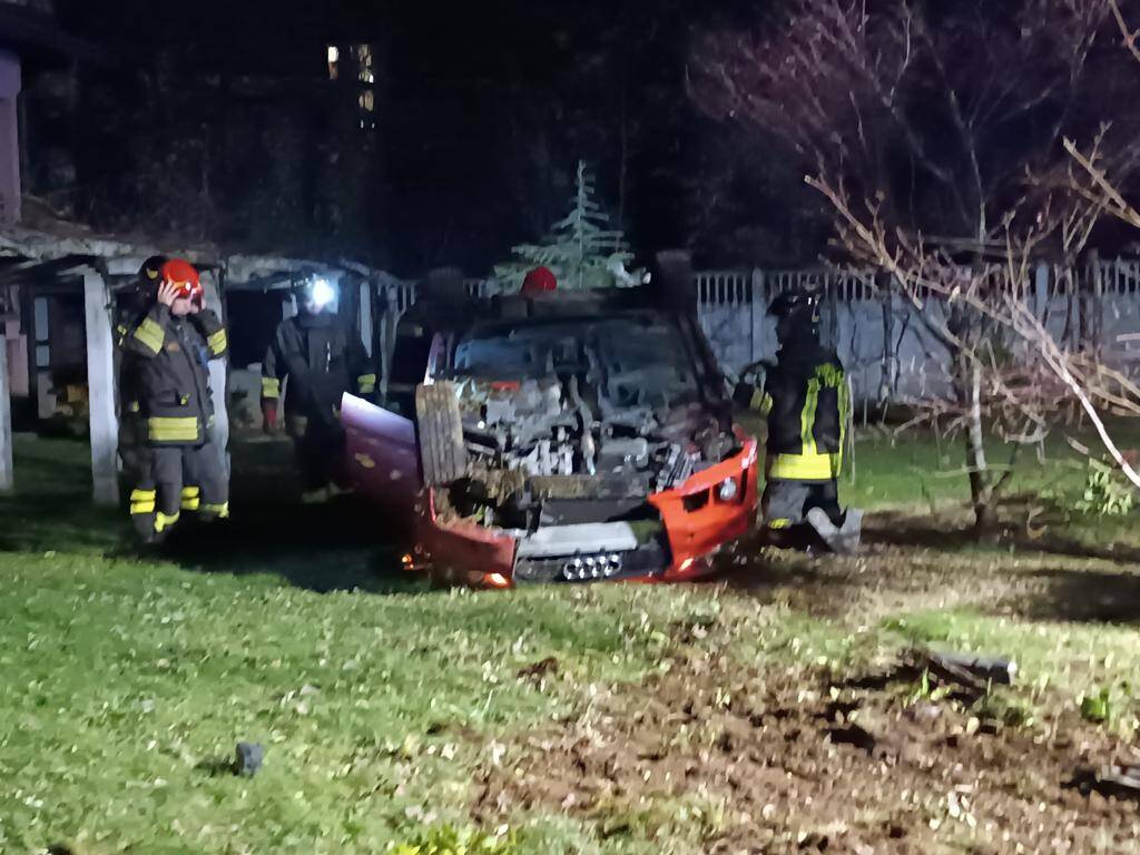 Auto ribaltata a Busto Arsizio, esce di strada e finisce nel giardino di una casa