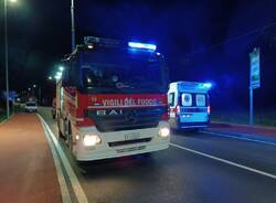 Auto ribaltata a Busto Arsizio, esce di strada e finisce nel giardino di una casa