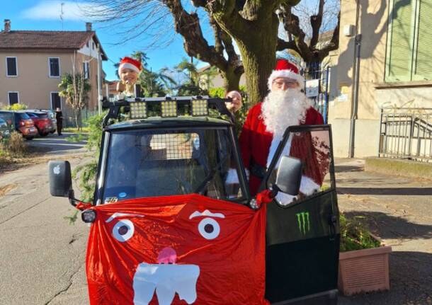 babbo natale in ape car a lissago