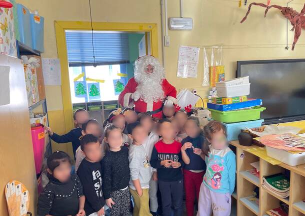 babbo natale nelle scuole dell'infanzia di cerro maggiore e cantalupo