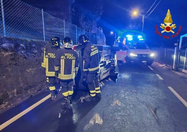 Auto ribaltata a Bedero Valcuvia