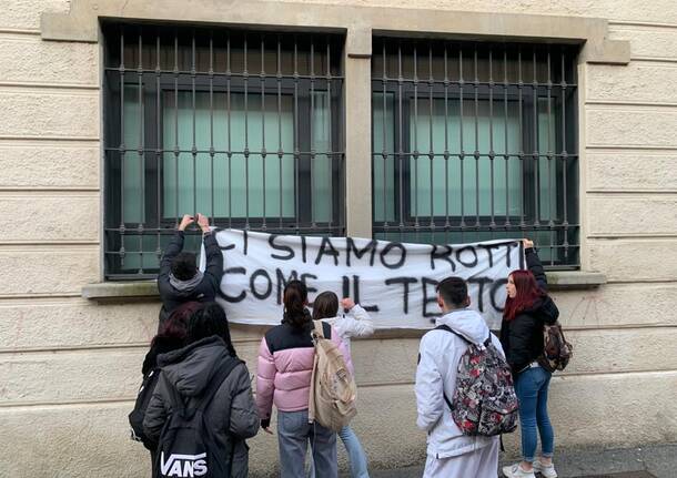 Gli studenti del \"Falcone\" di Gallarate in sciopero