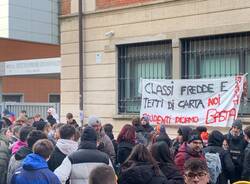 Gli studenti del \"Falcone\" di Gallarate in sciopero