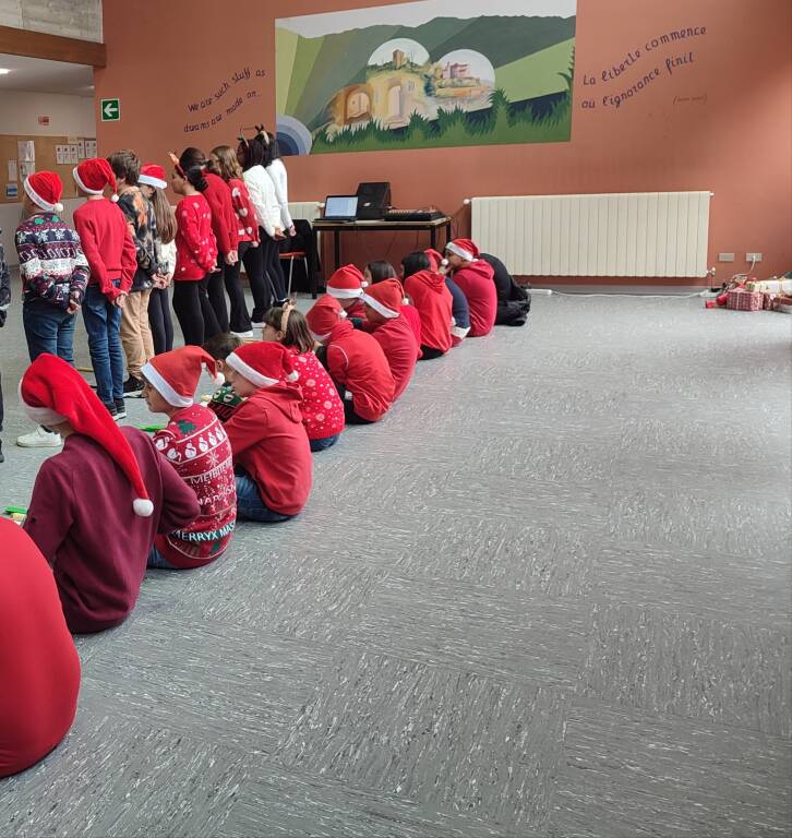 Lo spettacolo di Natale degli studenti di elementari e medie di Maccagno