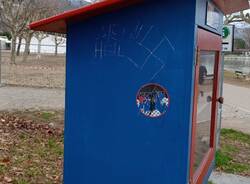 casetta bookcrossing vandalizzata
