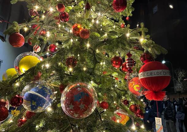 Castellanza accende l'albero di Natale