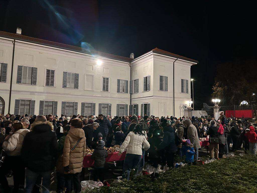 Castellanza accende l'albero di Natale