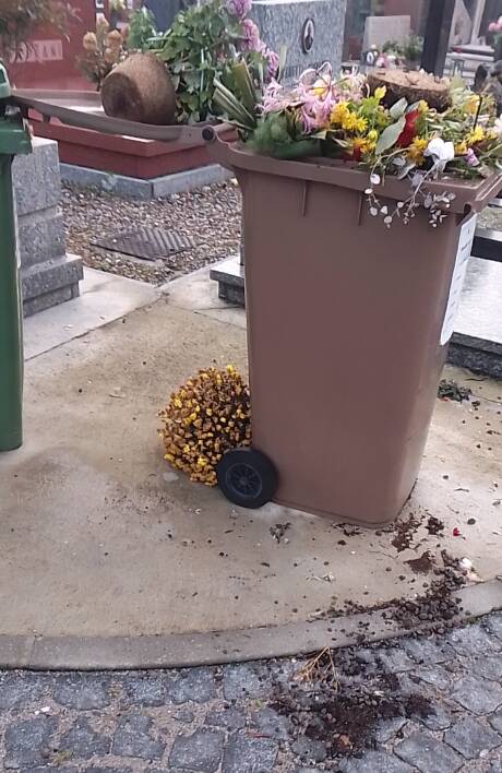 Cestini strapieni cimitero Legnano