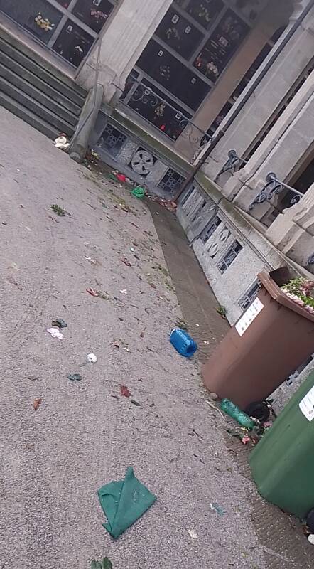Cestini strapieni cimitero Legnano