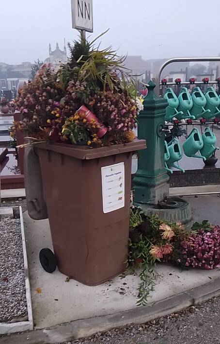 Cestini strapieni cimitero Legnano