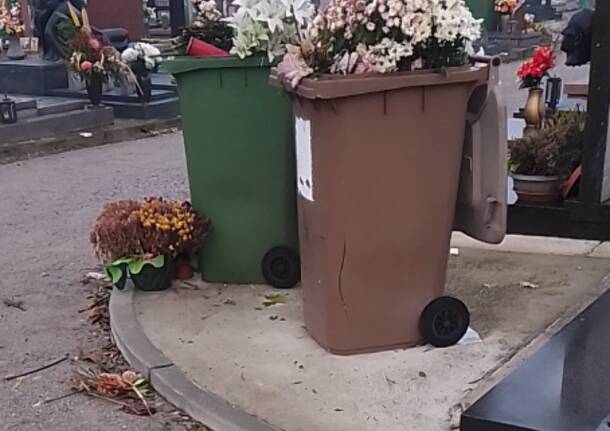 Cestini fuori controllo al cimitero Monumentale di Legnano