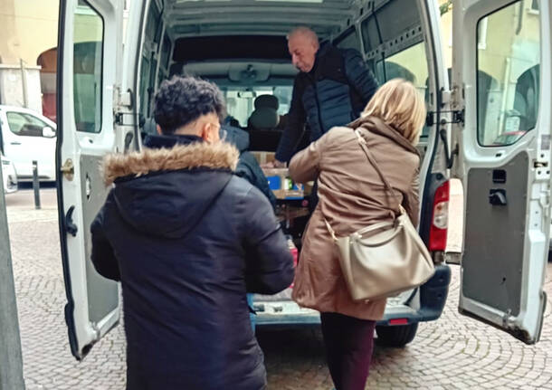 Dall'ISIS Bernocchi 200 chili di alimenti alla Caritas grazie all’iniziativa "Dona un sorriso"