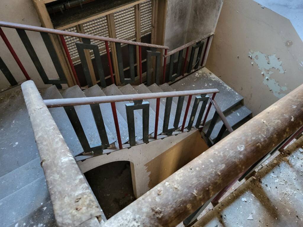 Dentro la ex Casa del Balilla di Legnano