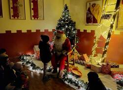 I bambini incontrano Babbo Natale al maniero della contrada Legnarello