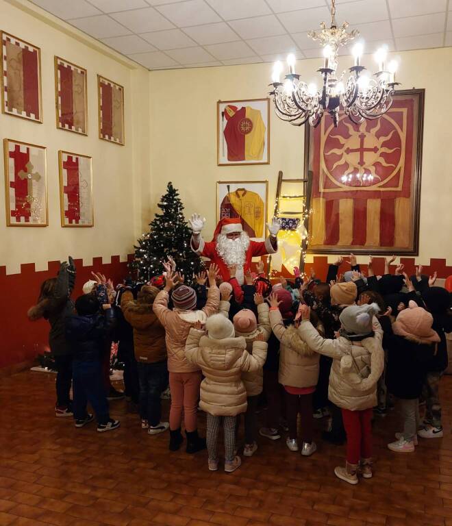 I bambini incontrano Babbo Natale al maniero della contrada Legnarello
