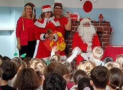 I bambini incontrano Babbo Natale al maniero della contrada Legnarello