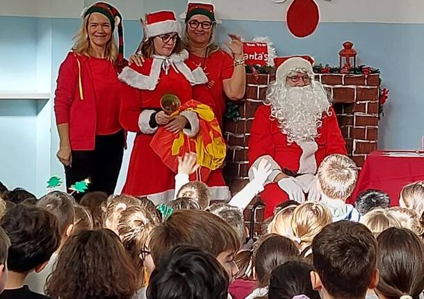 I bambini incontrano Babbo Natale al maniero della contrada Legnarello