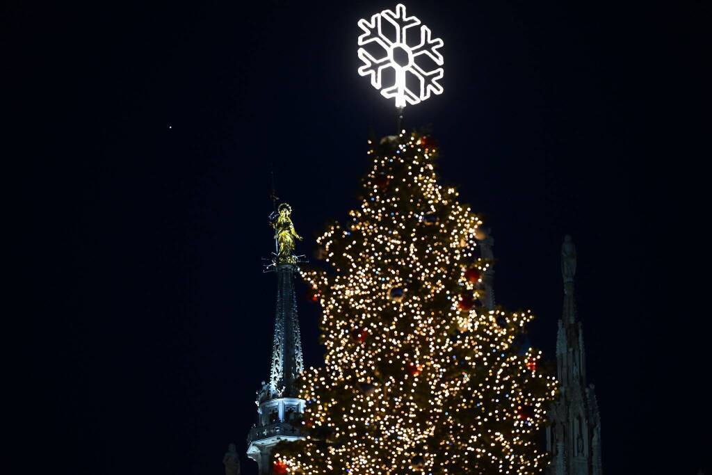Illuminato l'albero di Natale in piazza Duomo a Milano